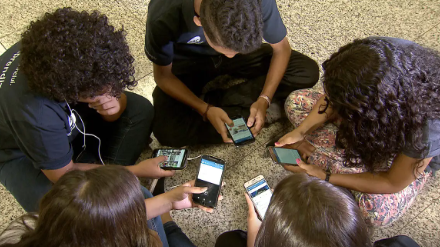 Com início do ano letivo, escolas põem em prática restrições do uso de celular em salas de aula