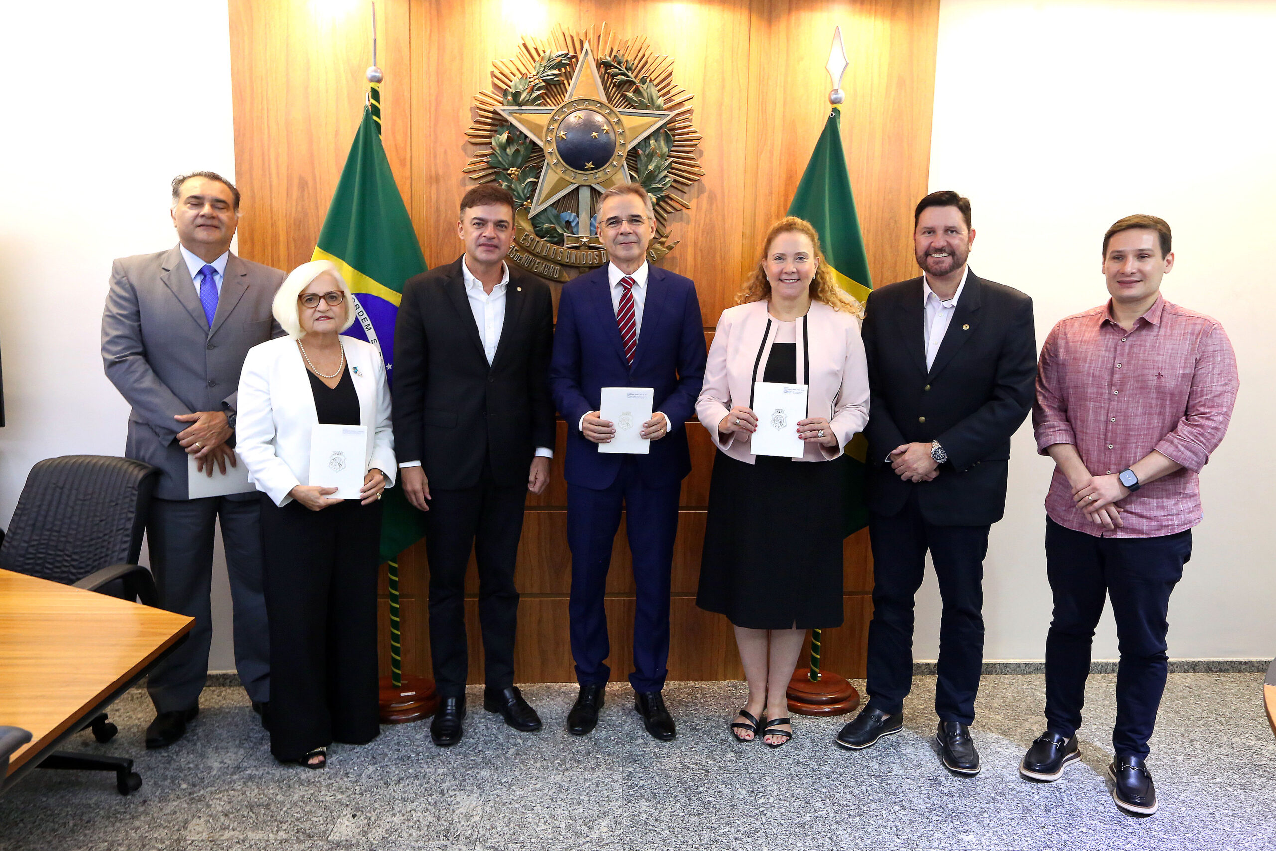 Presidente da Alece, Fernando Santana, recebe dirigentes eleitos do Tribunal de Justiça