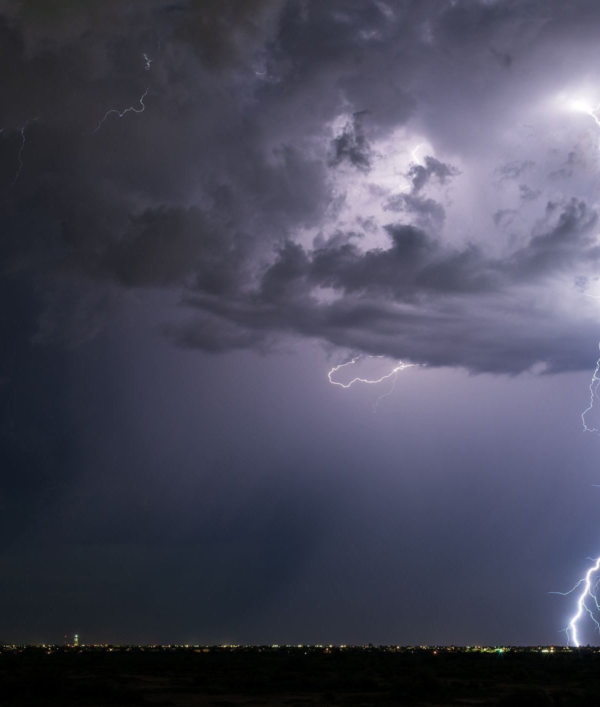 Qual é a conexão entre os raios, o clima na Terra e o clima no espaço?