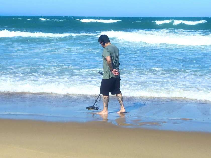 Em busca do ouro perdido: cearenses ganham dinheiro 'caçando' joias nas praias, mas há regras - Negócios