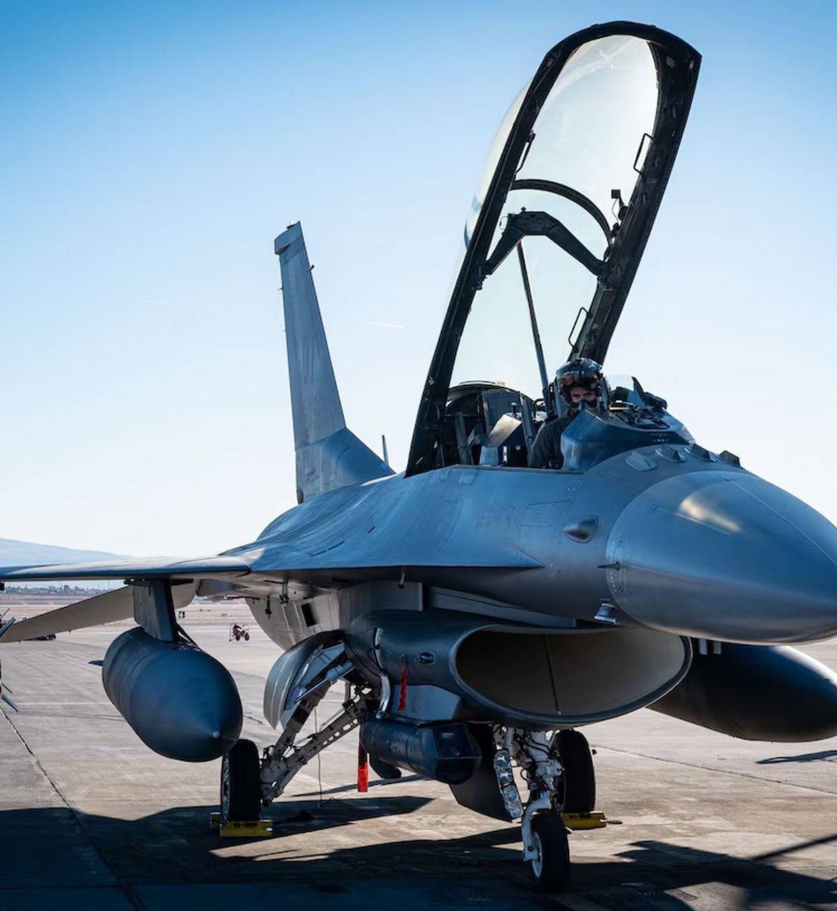 Caça F-16 da Força Aérea dos EUA amplia poder de ataque com míssil antinavio Harpoon