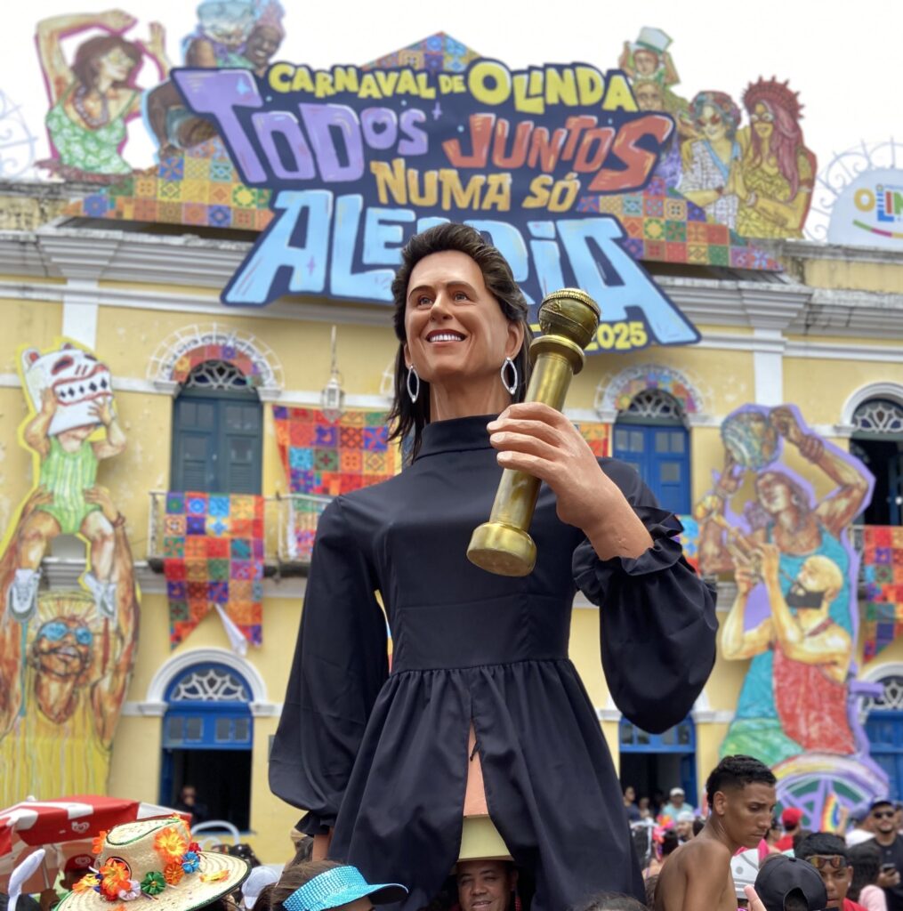 Fernanda Torres vira boneco de Carnaval de Olinda em dia de Oscar