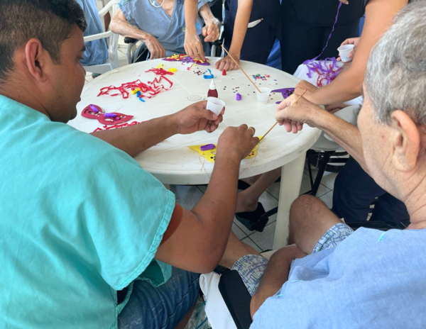 Atividades em grupo fazem parte de tratamento dos pacientes da Casa de Cuidados do Ceará
