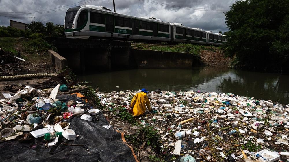 Ecobarreiras em riacho entre Fortaleza e Caucaia retêm toneladas de lixo