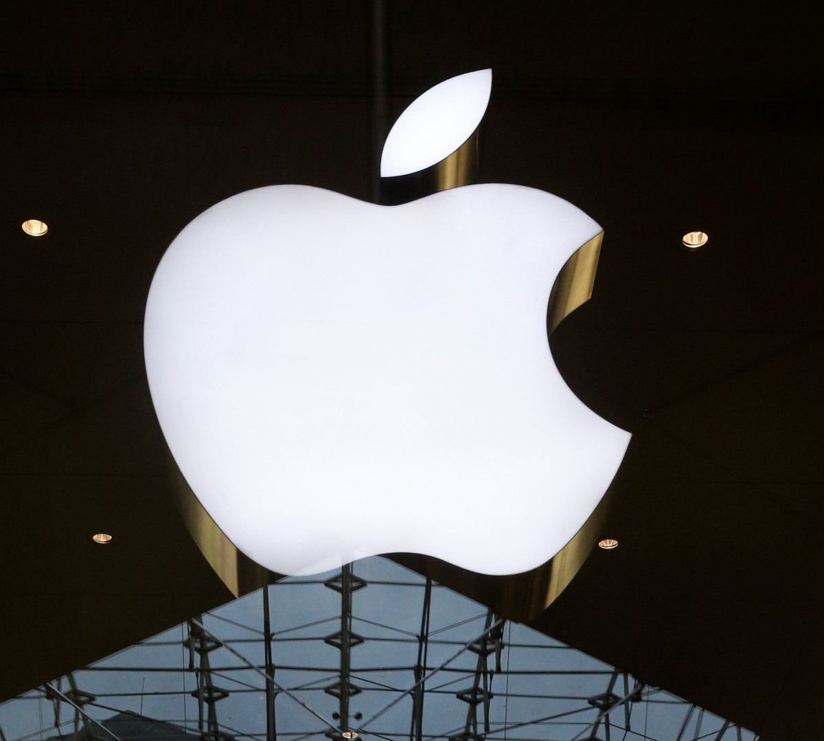 Apple tem rombo bilionário após 'tarifaço' de Trump para vários países