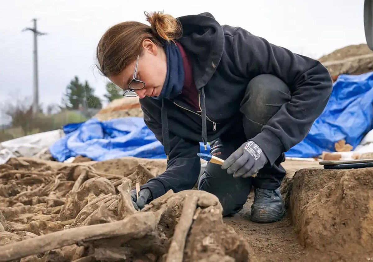 Misteriosa vala com soldados romanos é descoberta em campo de futebol de Viena