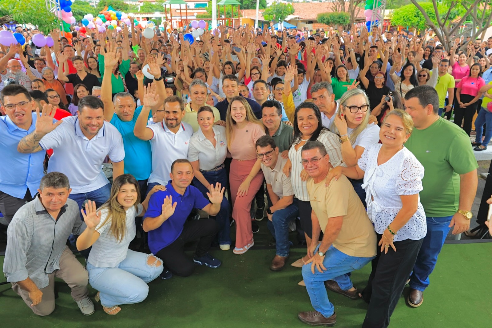 Jade Romero inaugura areninhas e brinquedopraça em Nova Russas