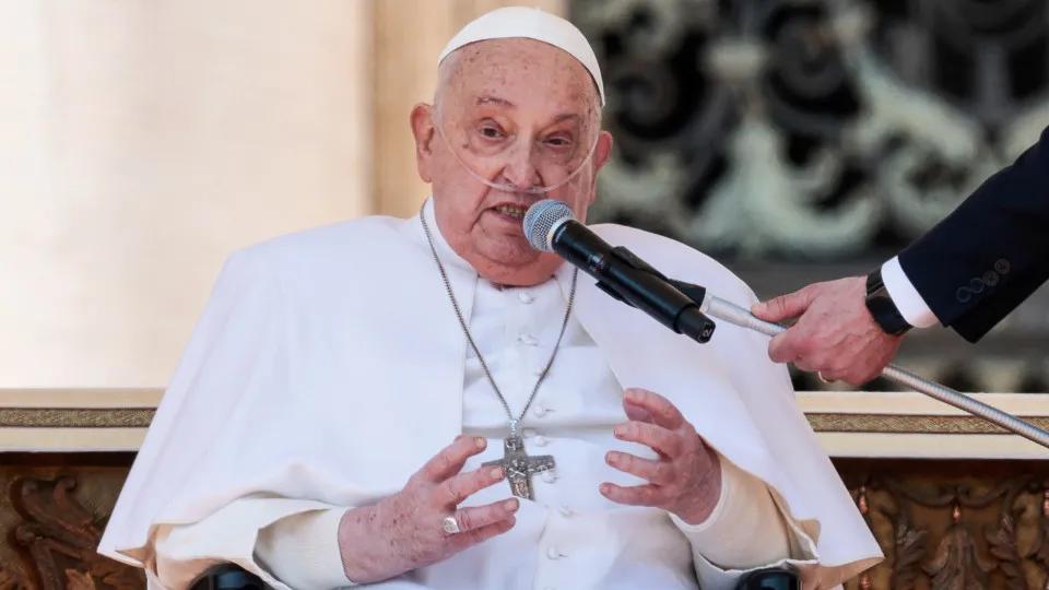 Papa aparece de surpresa na missa do Jubileu