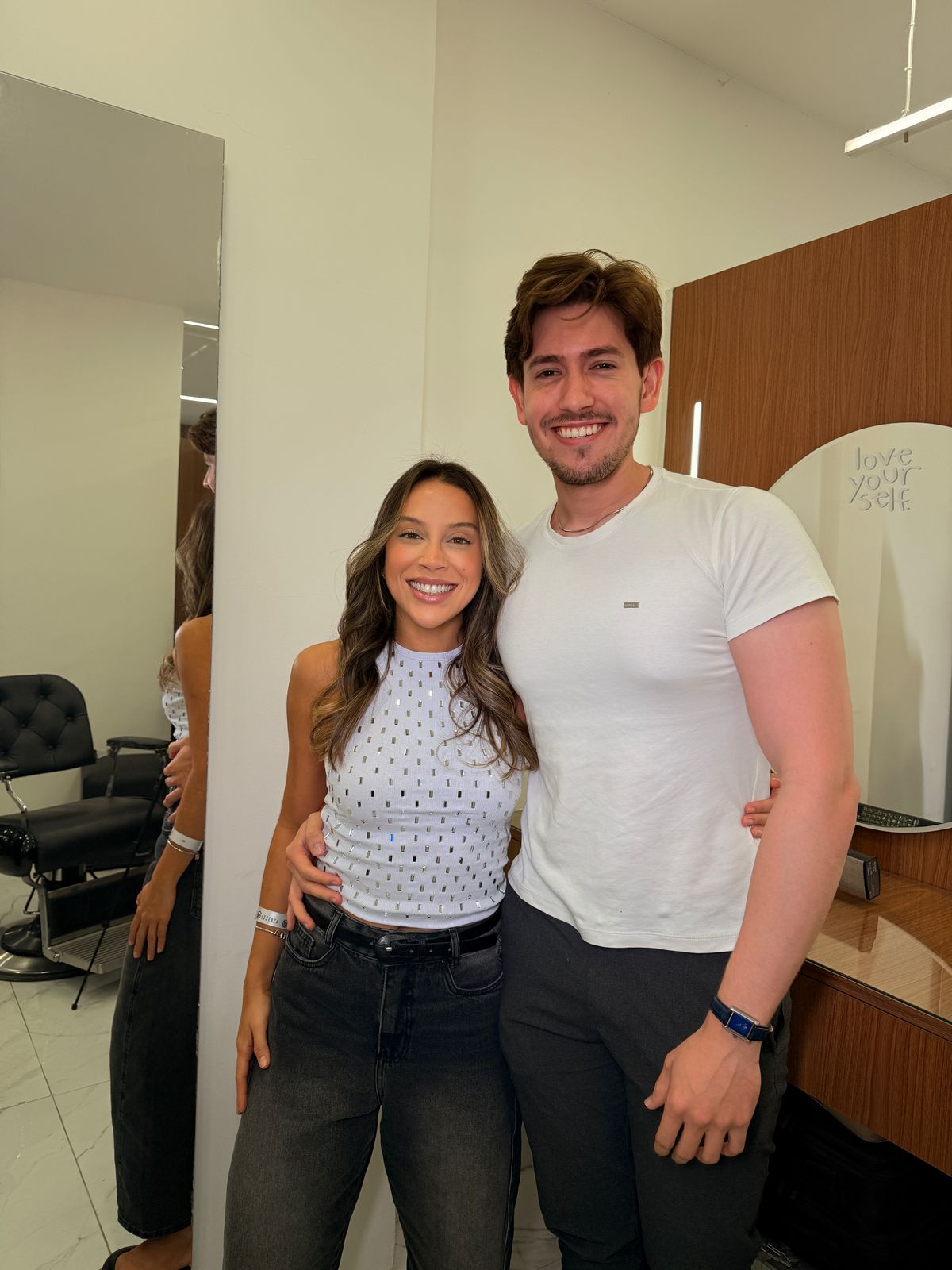 Campeã do BBB volta a frequentar mesmo salão em Fortaleza