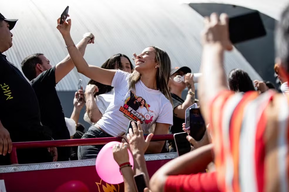 Renata, campeã do BBB, faz passeio em carro aberto até a Beira-Mar