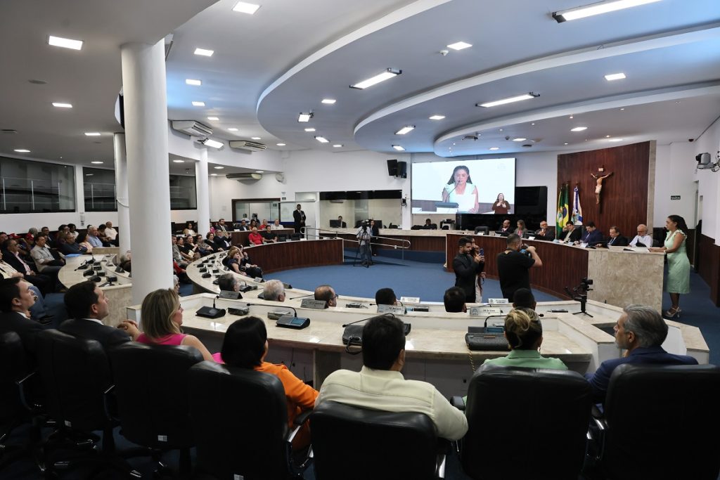Câmara de Fortaleza aprova gratificação para servidores administrativos da Educação