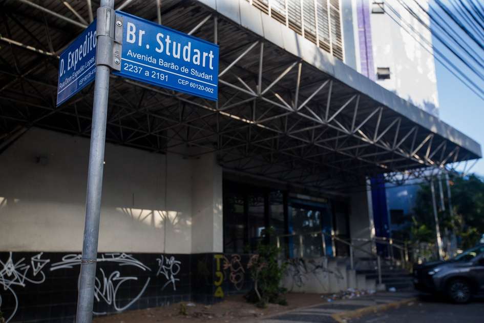 Comércio na Avenida Barão de Studart fica estagnado e convive com declínio de grandes marcas - Negócios