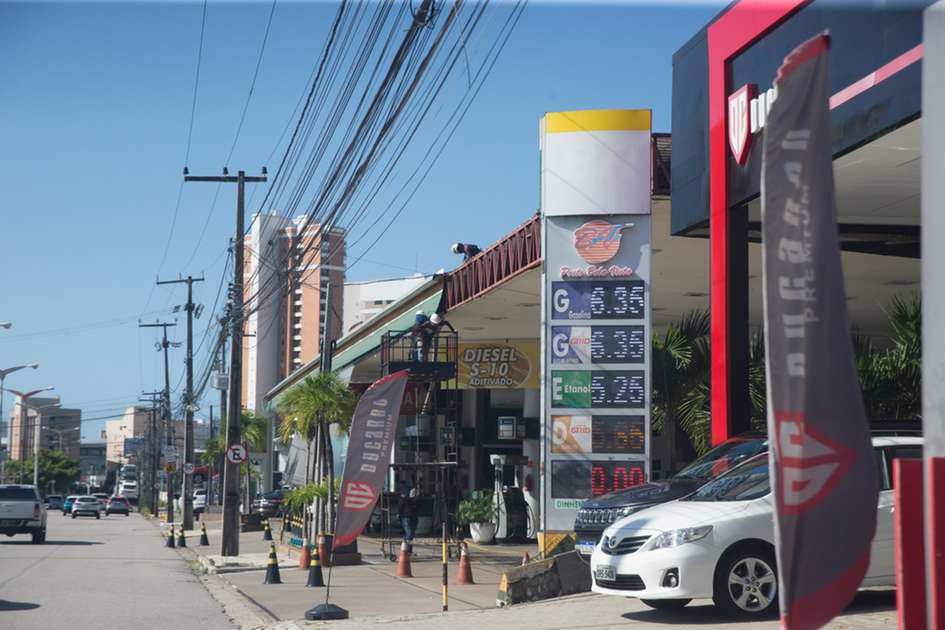 Gasolina fica até R$ 0,12 mais barata em Fortaleza após corte da Petrobras nas refinarias - Negócios