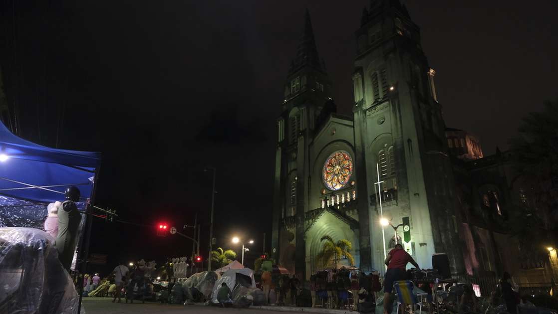 Feira da Madrugada muda paisagem do Centro, movimenta 5 mil feirantes e luta por legalização – Negócios