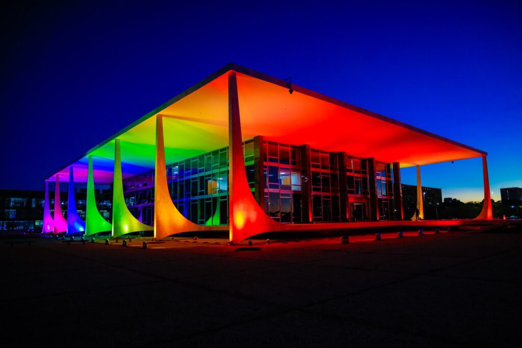 No mês do orgulho LGBT+, prédio do STF usa as cores do arco-íris
