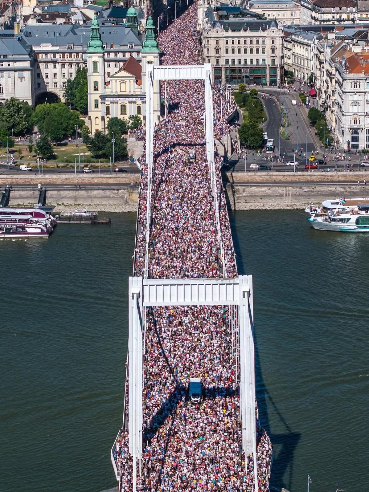 Milhares de húngaros desafiam governo e participam de Parada Gay em Budapeste