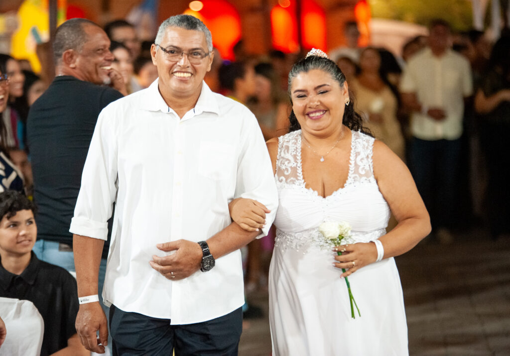 São João de Maracanaú celebra o amor com casamento coletivo de 42 casais