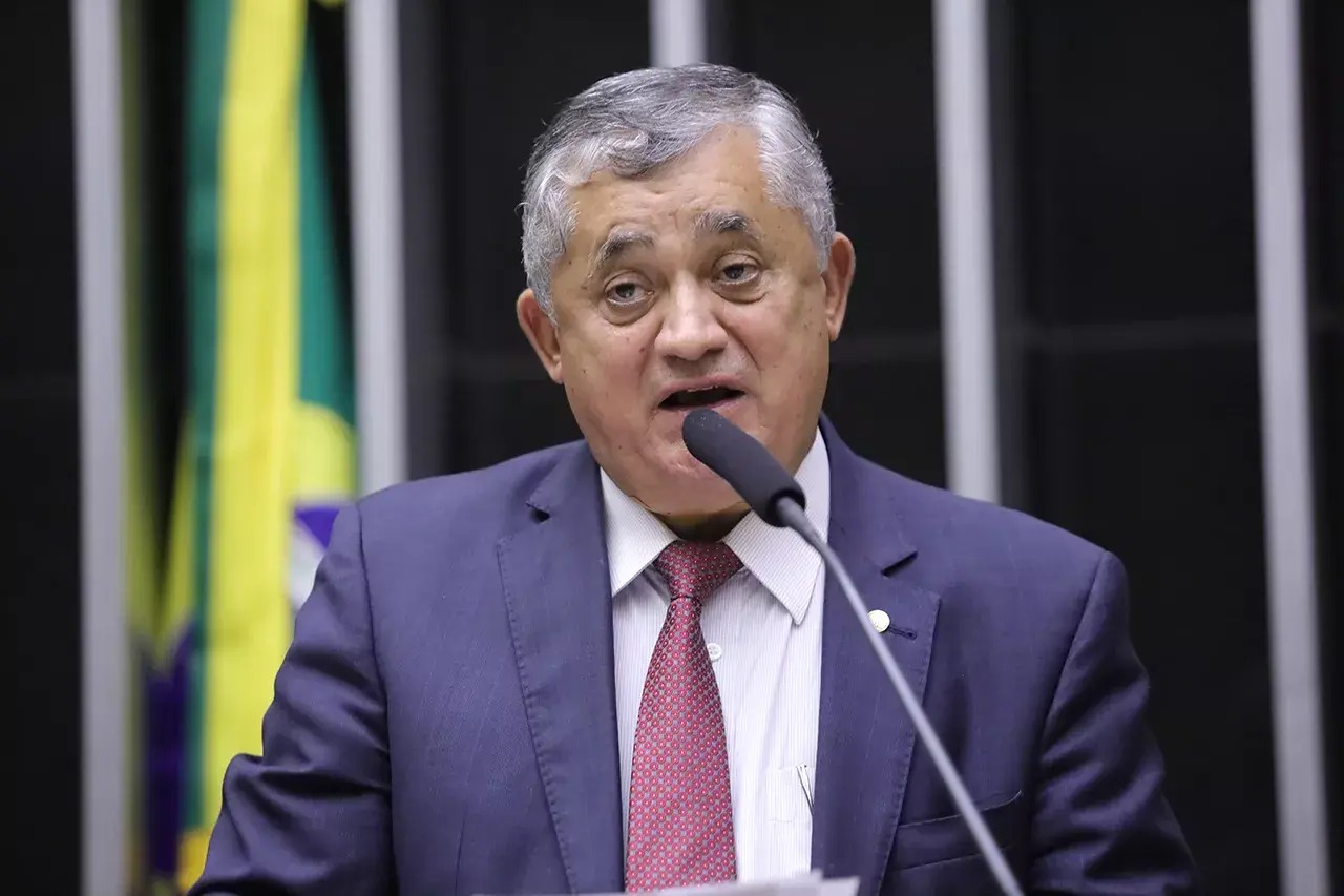 Líder do governo, José Guimarães fará cirurgia no coração em julho