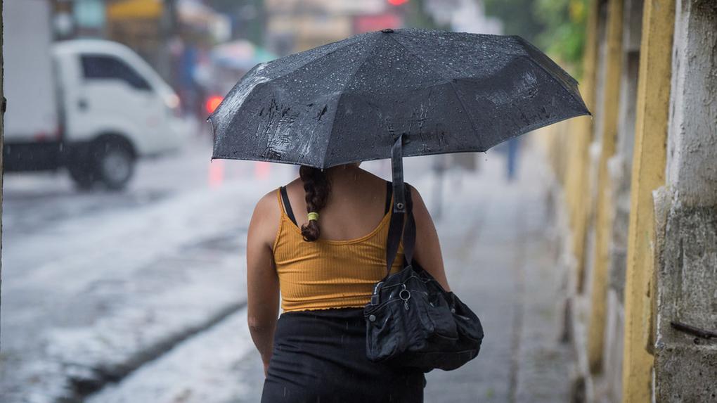 Chove em pelo menos 72 municípios neste domingo