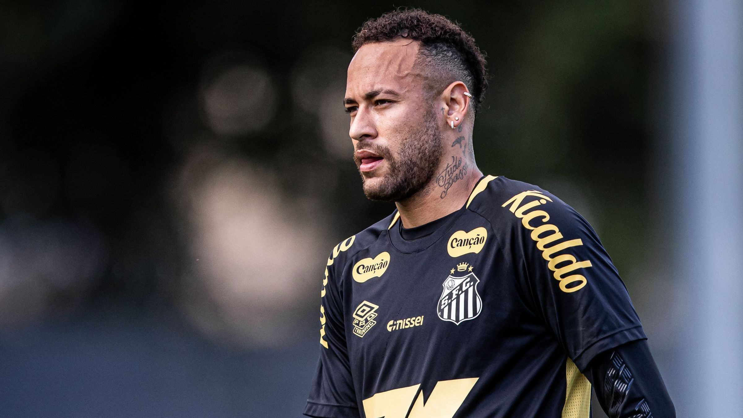 Em entrevista com familiares, Neymar chora e diz que mira na Copa de 2026