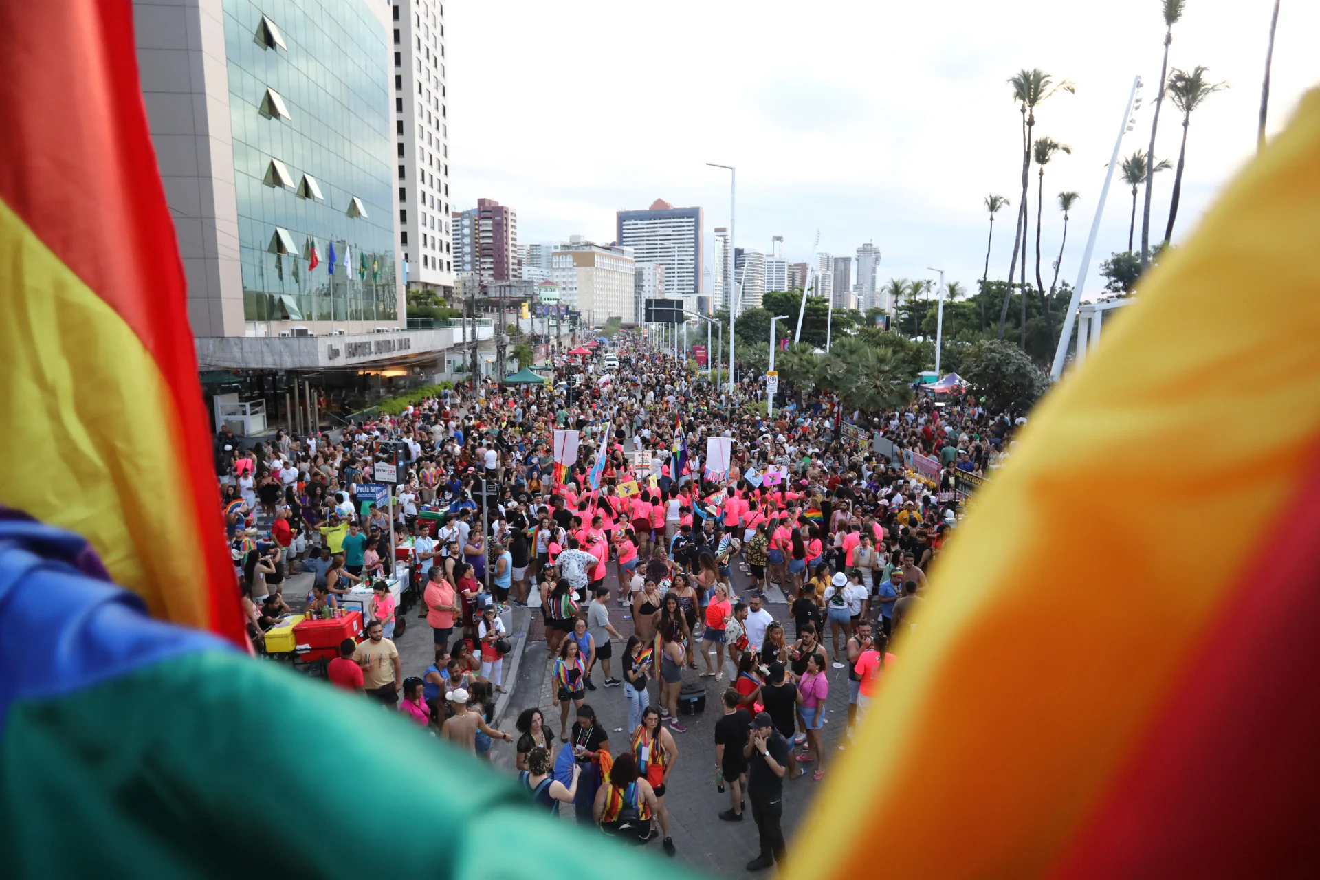 24ª Parada da Diversidade Sexual do Ceará reúne multidão na Beira-Mar