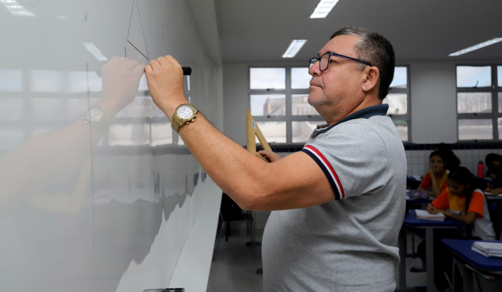 Prefeitura de Fortaleza concede progressão a 7,5 mil servidores da Educação
