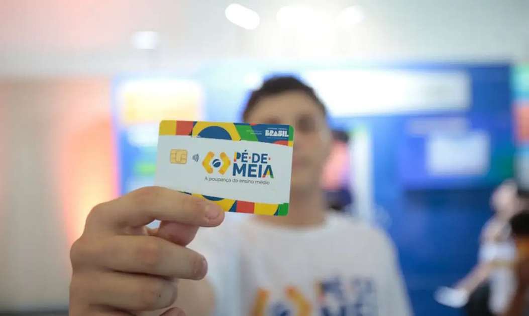 Pé-de-Meia poderá atender todo o ensino médio em 2026, afirma Camilo Santana - Papo Carreira