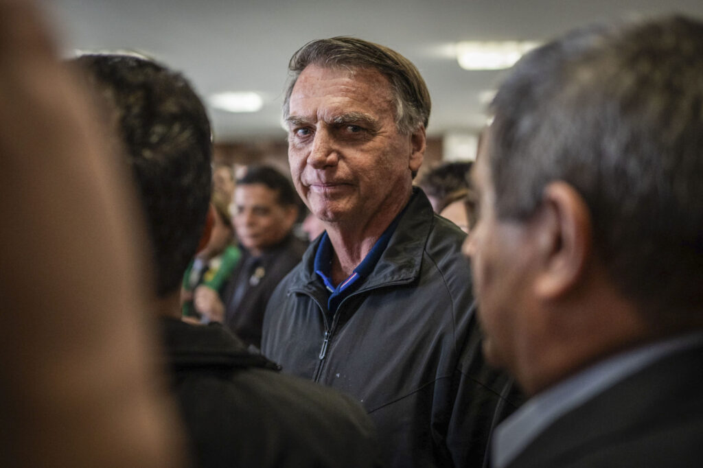 Moraes chama advogados de Bolsonaro para explicar descumprimento de medidas