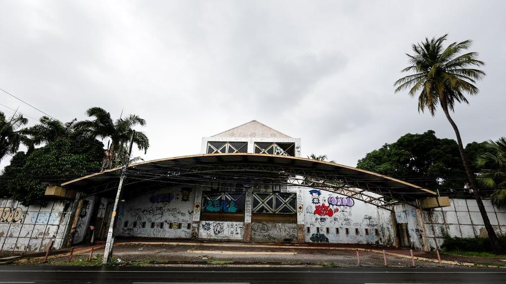 Há 8 anos fechado, Siará Hall está abandonado e à venda por R$ 70 milhões