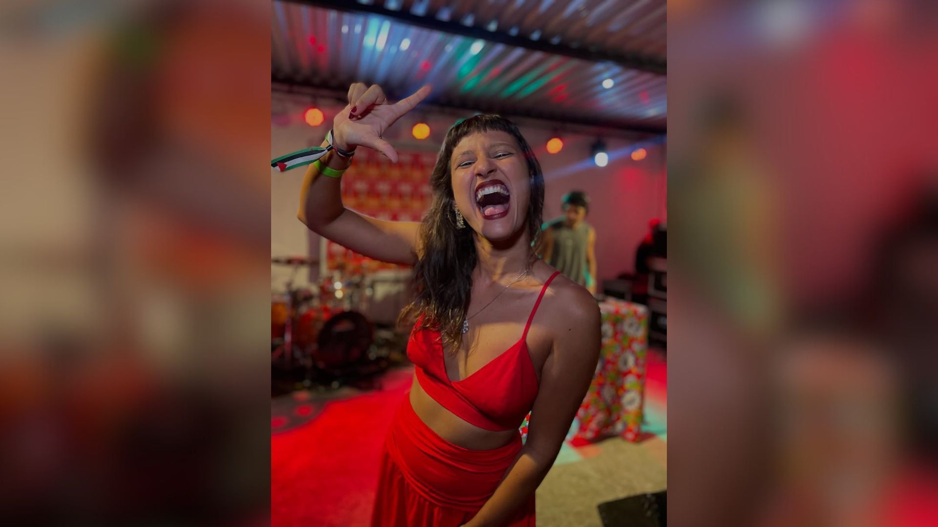 Vídeo: Mulher é presa nua em praia de SP após confessar ter matado o pai
