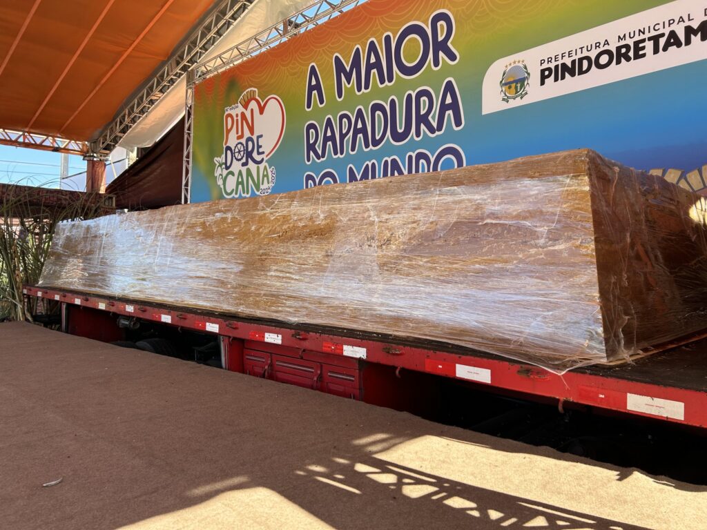 ‘Maior rapadura do mundo’ é repartida com britadeira e picareta, em Pindoretama