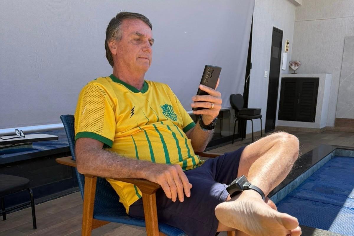 Casa de Bolsonaro não pode ter celulares, determina Moraes em pedido de prisão