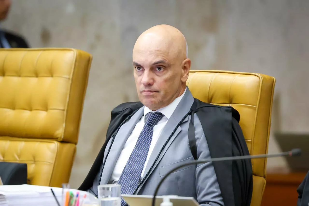 Moraes reforça ameaça de cadeia se Bolsonaro descumprir medidas