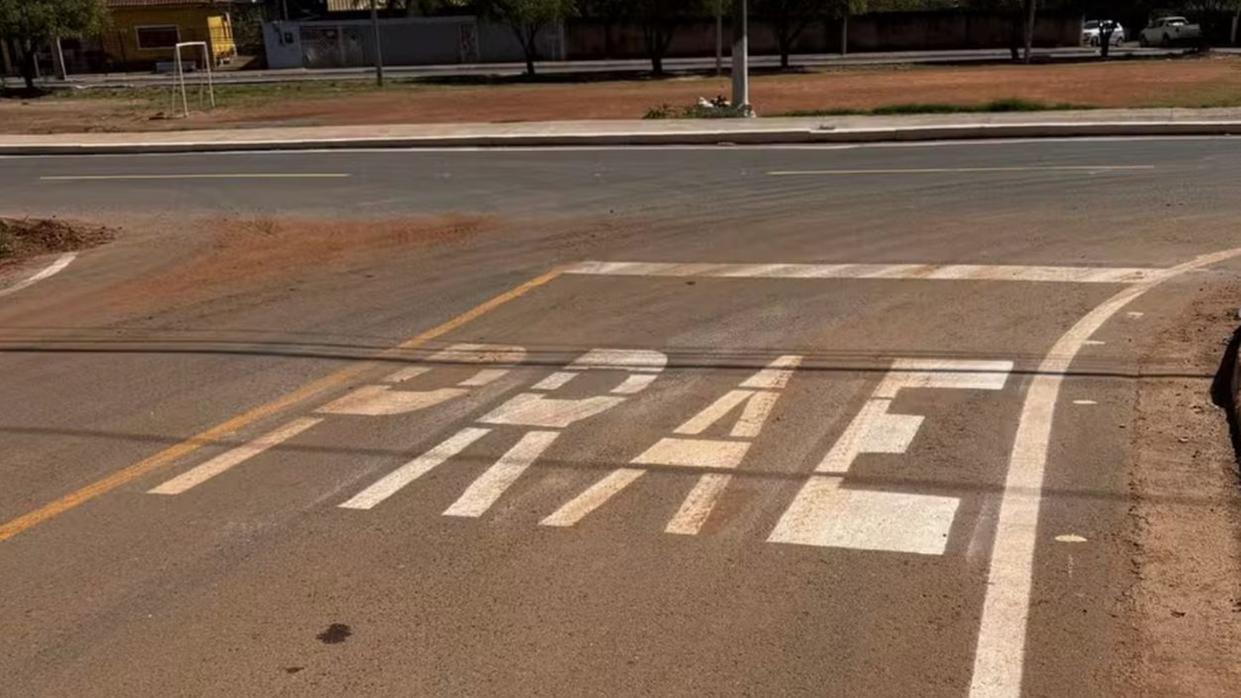 Funcionário erra e escreve "PRAE" em avenida de Cuiabá