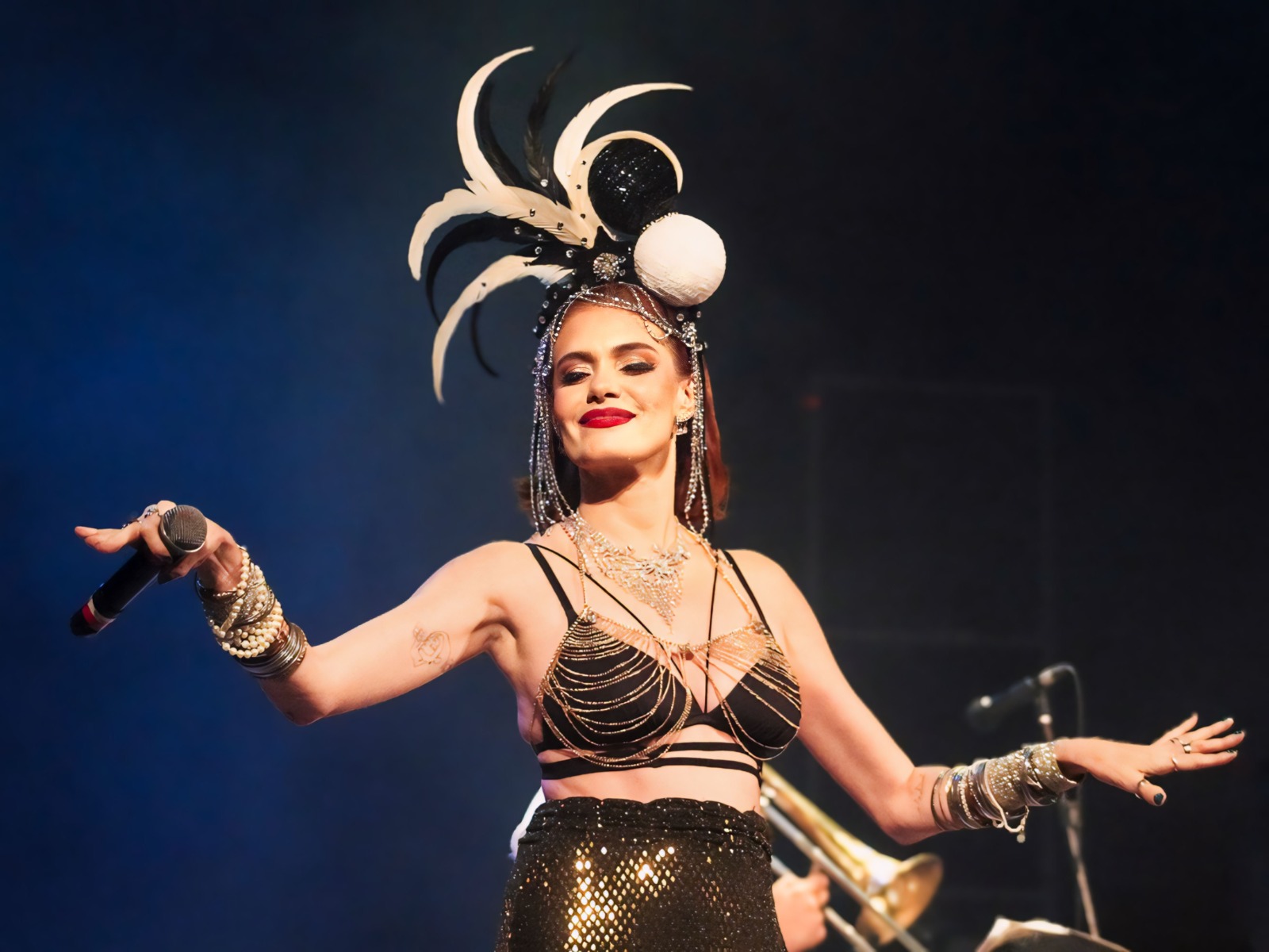 Ângela Lopes e orquestra celebram Carmem Miranda nesta quarta, 6/8, no Teatro do Hub Porto Dragão, na Praia de Iracema. Show marca os 70 anos desde a despedida da “Pequena Notável”