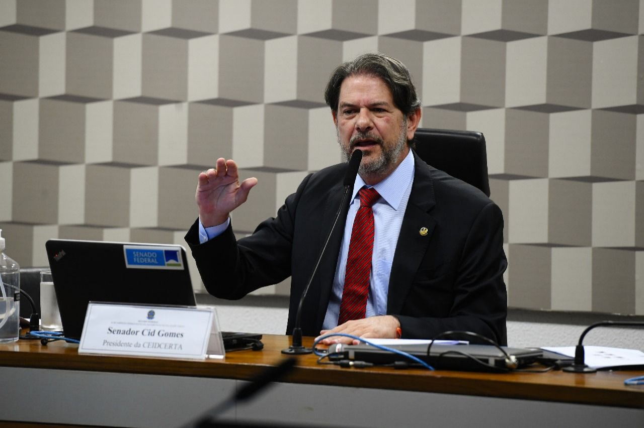 Cid brinca e diz que pode usar retroescavadeira contra obstrução no Congresso