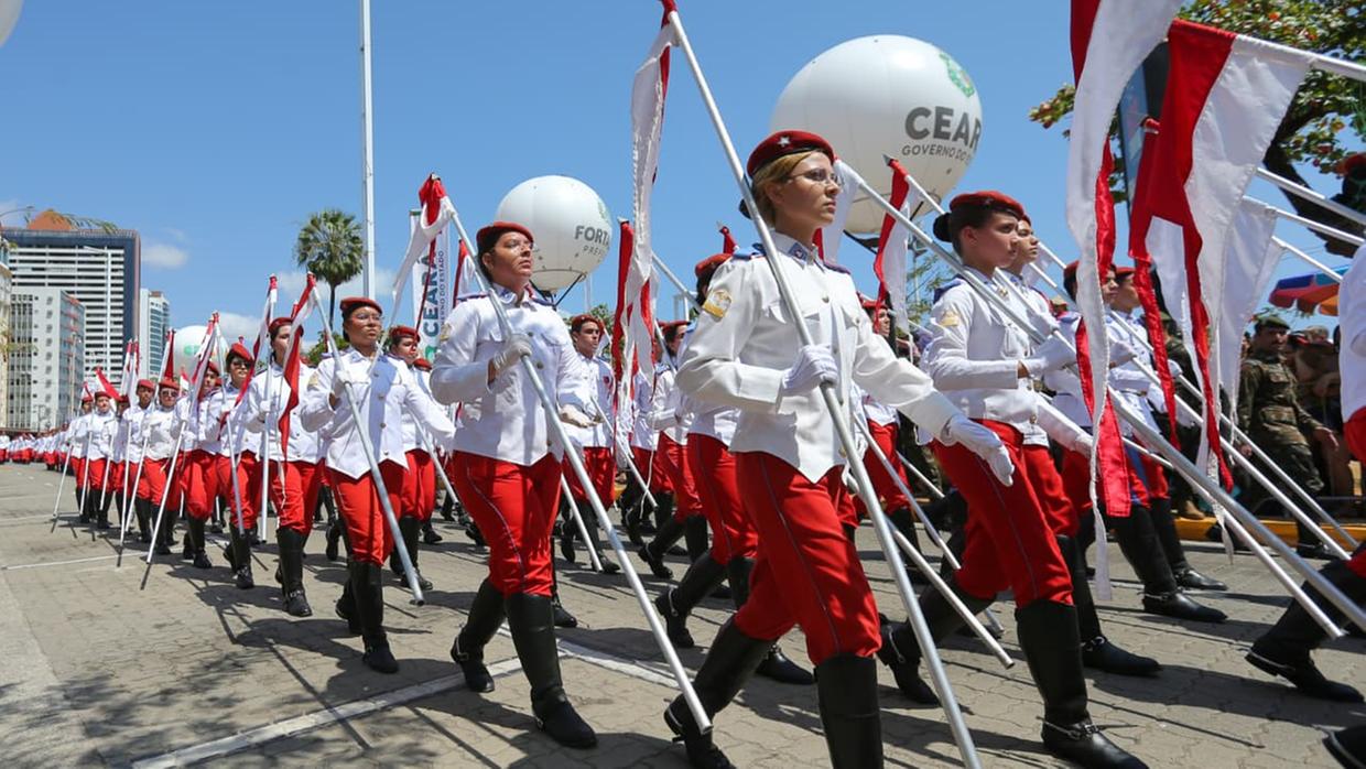 Desfile da Independência em Fortaleza reúne milhares de pessoas na Beira-mar