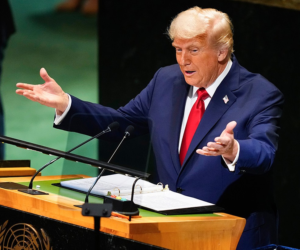 Na ONU, o presidente americano Donald Trump negou disse que considera a “invasão” dos imigrantes uma ameaça aos EUA — Foto: Yuki Iwamura/AP