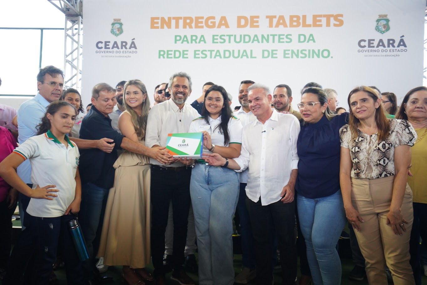 Governo do Ceará entrega 900 tablets a alunos do Ensino Médio em Pacatuba