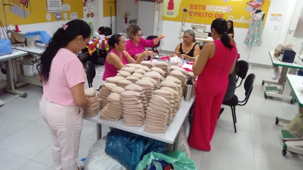 Prefeitura de Fortaleza entrega próteses mamárias externas a mulheres mastectomizadas