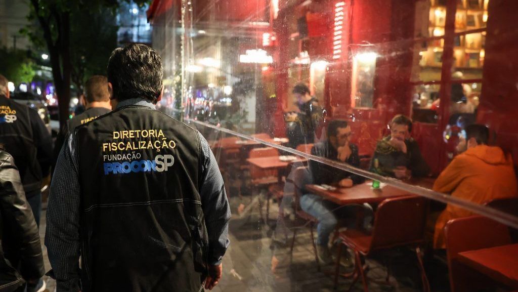 Procon fiscaliza locais por suspeita de venda de bebida adulterada em SP