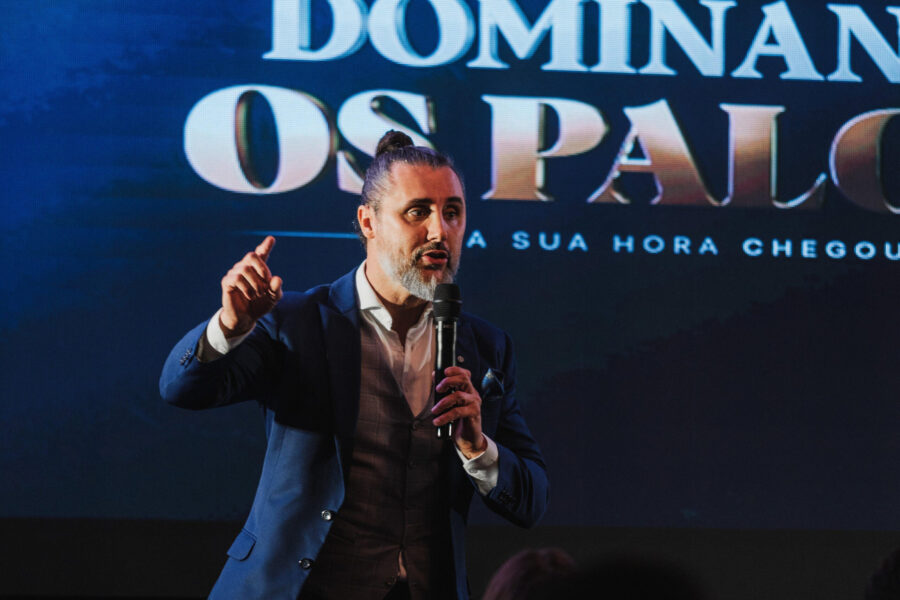 Ele transformou o medo de falar em público em um método que forma palestrantes de alta performance Ele transformou o medo de falar em público em um método que forma palestrantes de alta performance