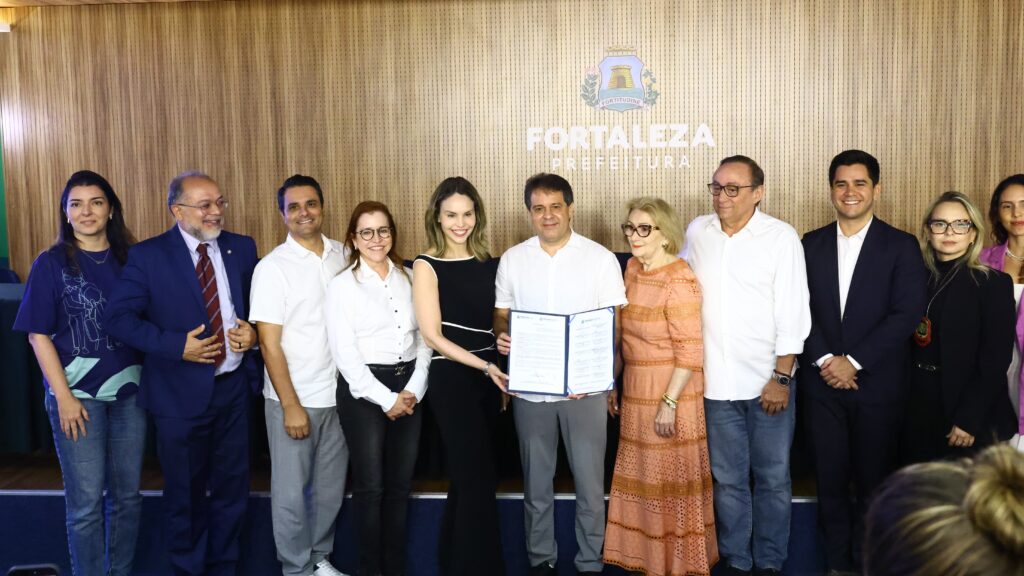 Evandro Leitão assina termo para a criação da Rede Municipal de Direitos da Pessoa Idosa