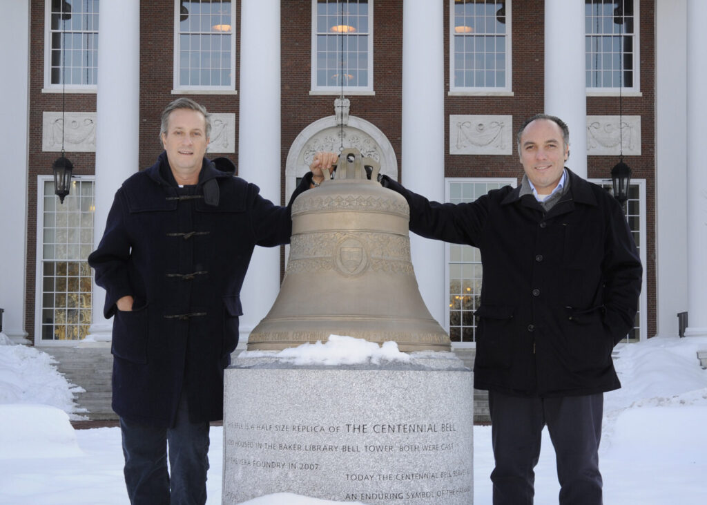 Samuel Goldstein e Ricardo Bellino celebram 40 anos de parceria tocando o sino de Harvard