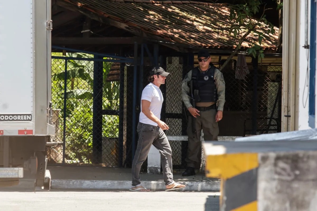 Daniel Vorcaro, do Banco Master, é solto e deixa cadeia usando tornozeleira eletrônica