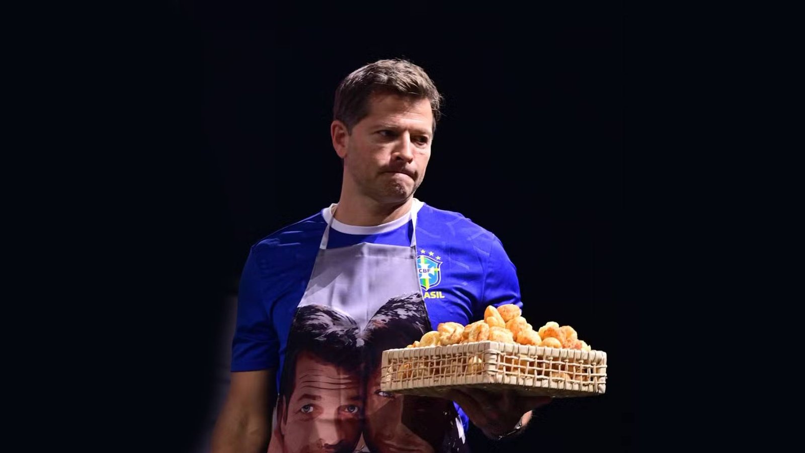 Misha Collins, de Supernatural, distribui pão de queijo e critica Trump na CCXP 2025