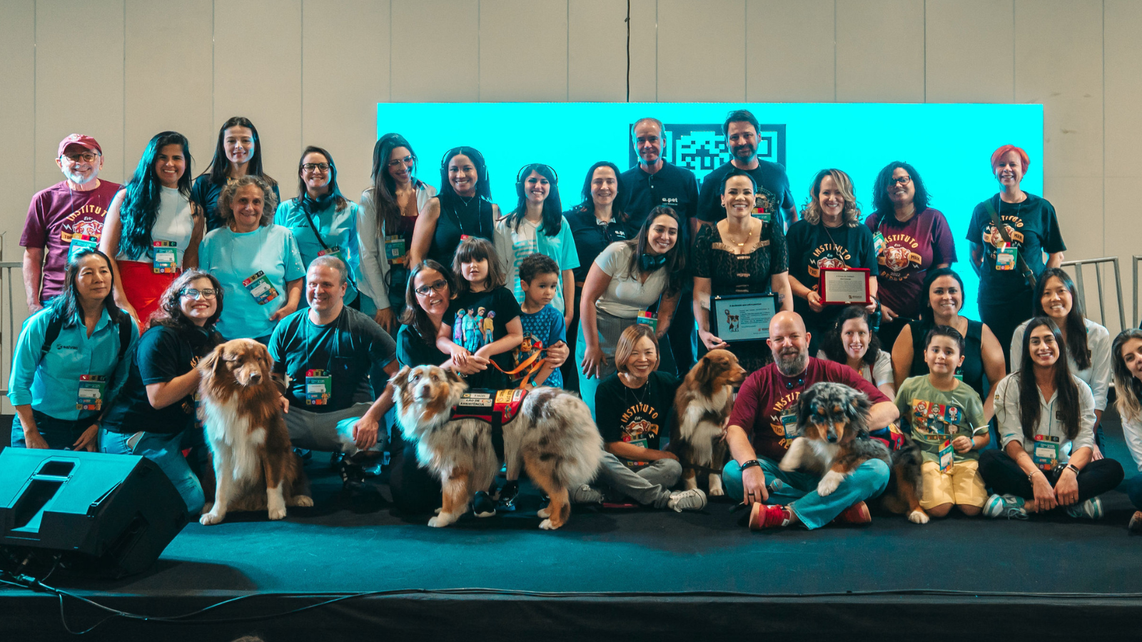 APet celebra apoio ao Projeto Reddogs e entrega de cão de assistência durante o Expotea 2025