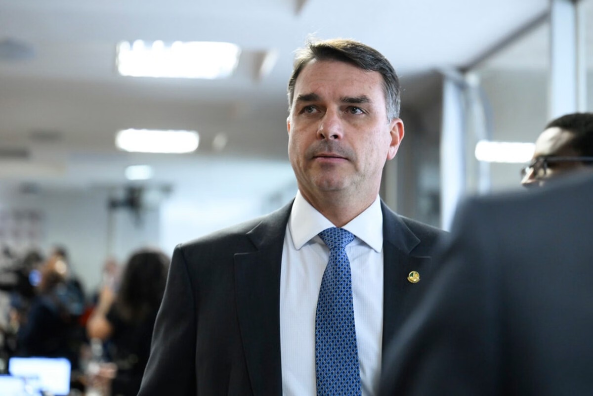 Flávio Bolsonaro confirma candidatura à Presidência em 2026