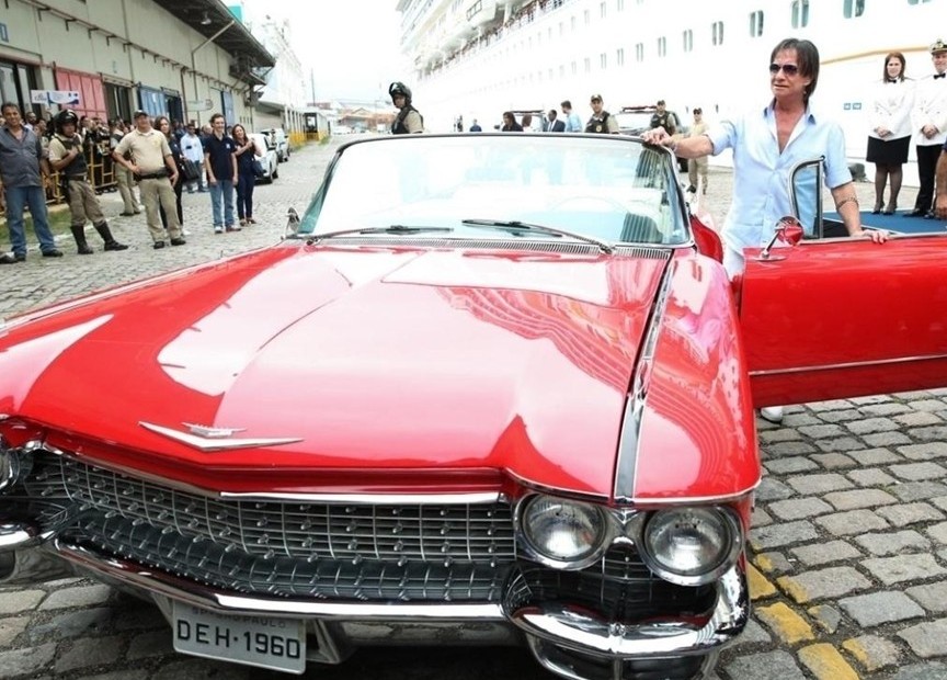 Roberto Carlos sofre acidente com Cadillac durante gravação do especial da Globo