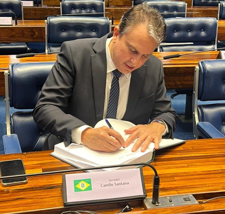 Camilo assina portaria que fixa novo piso dos professores em R$ 5,1 mil